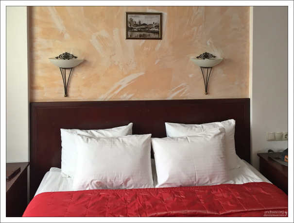 Очень уютный номер в гостинице <a href="https://ostrovok.ru/hotel/russia/pskov/mid7387148/zolotaya_naberezhnaya_hotel/?partner_extra=2b81756932264c09a1ef8e532-476626&q=6025639&sid=7406ec79-5918-404f-8b37-d28747319d3d&sub_id=2b81756932264c09a1ef8e532-476626&trip_type=tourism_trip" target="Blank" rel="noopener">"Золотая набережная"</a>.