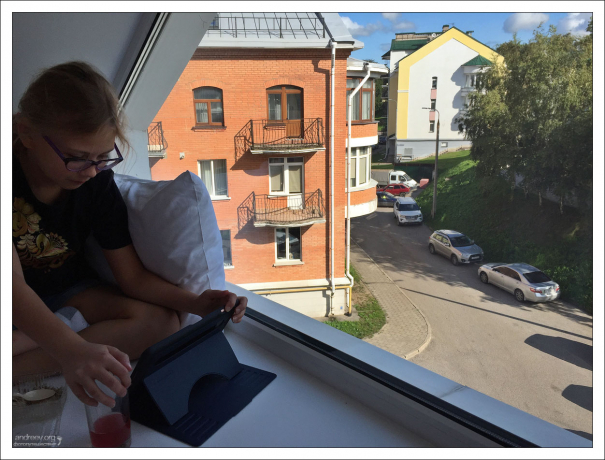 Широкий подоконник в гостинице, на котором можно устроиться с книжкой или ноутбуком.