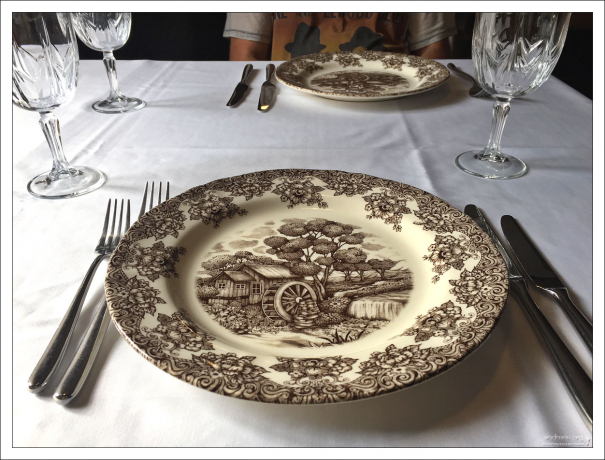 «Русаков» – белоскатерный ресторан, с хорошей дорогой посудой.