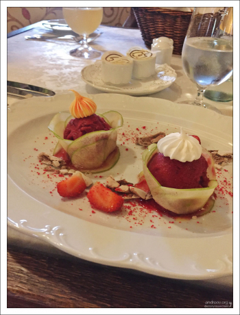 Вычурная подача малинового щербета в ресторане «Двор Подзноева».