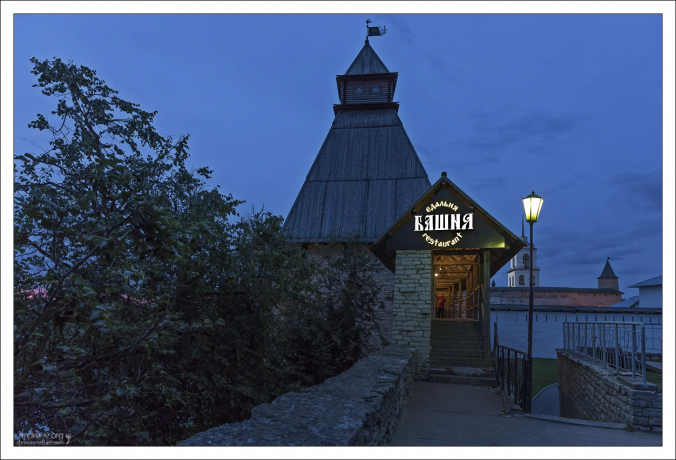 Ресторан возле Власьевской башни - одной из сохранившихся оборонительных башен Пскова.
