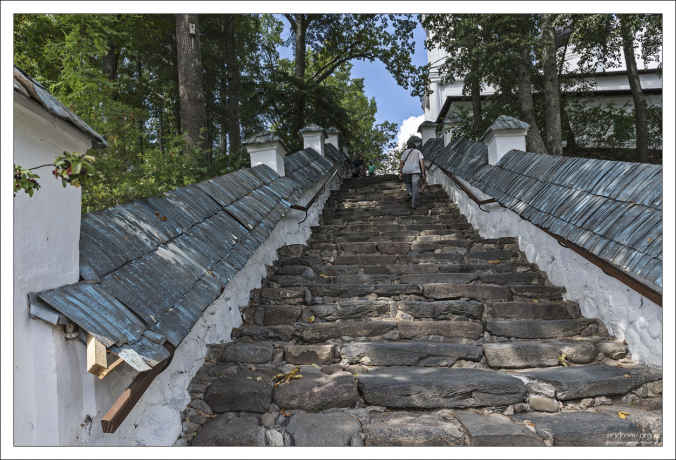 Лестница к Собору Успения Пресвятой Богородицы.
Пушкинские Горы.
