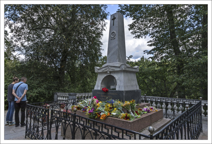 Могила А.С. Пушкина (1799 - 1837) всегда украшена цветами.
Как известно, еще задолго до своей смерти, поэт просил не хоронить его в "петербургских болотах". Поэтому гроб с его телом три дня везли на санях в родовое гнездо, оно же – место ссылки.