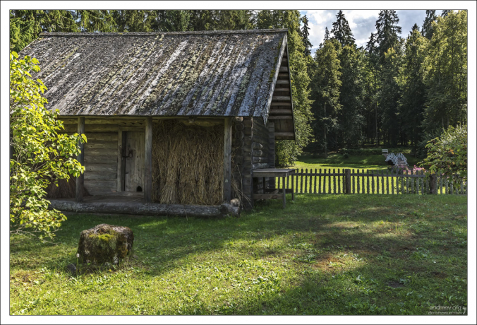 Одна из хозяйственных построек в усадьбе Михайловское.