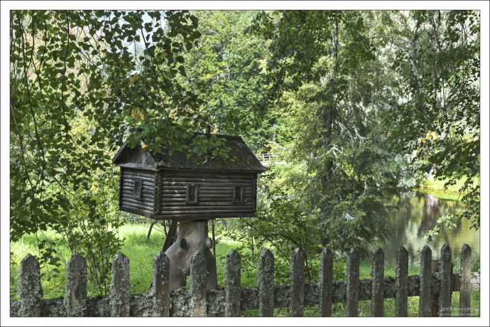 Макет деревянного домика из Михайловского.