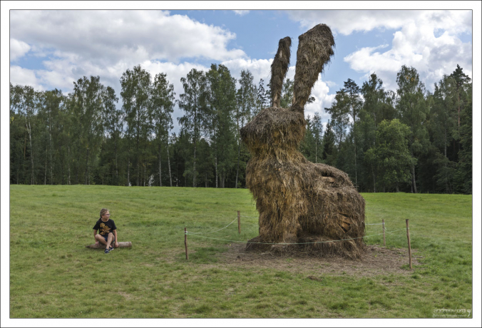 Креативный стог сена в виде зайца.