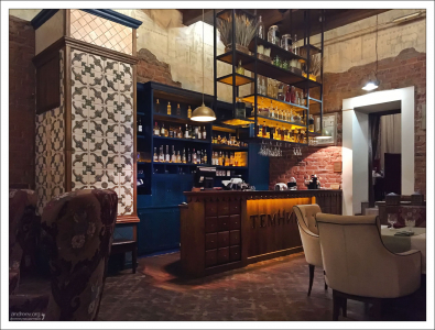 Ресторан «Темница» в Пятницкой башне Крепостной стены, с видом на Днепр.