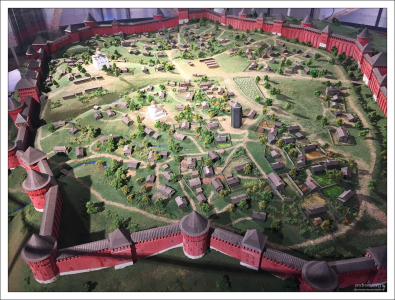 Смоленская крепостная стена и музей «Башня Громовая».
Стена вокруг Смоленска была выстроена за 7 лет (на рубеже 16-17 в.в.) под руководством зодчего Фёдора Коня, и включала 38 башен.
Большая часть стены уничтожена отступающими войсками Наполеона в 1812 году.