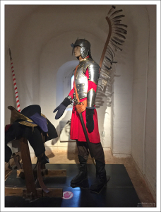 Польский крылатый товарищ-гусар. Речь Посполитая, первая половина 18-го века.
Основные версии по поводу крыльев:
- пугали своим шумом-шелестом коней неприятеля;
- защищали от арканов татар;
- психологический эффект на неприятеля;
- в горячке боя всегда можно было отличить своих воинов от солдат противника.