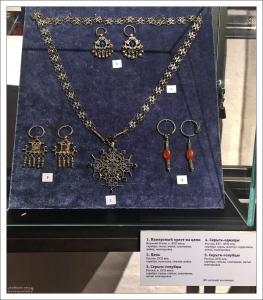 Древние украшения, переданные частным коллекционером в музей "Башня Громовая".