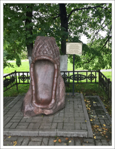 Жанровая скульптура "Русский лапоть" в Вязьме. Установлен на Советской площади, недалеко от верстового столба знаменитой Старой Смоленской дороги.
Рядом с полутораметровым арт-объектом (куда очень любят забираться дети), есть табличка: «Это напоминание об историческом пути, совершенном нашими предками, прошагавшими по старинному Смоленскому тракту тысячи километров".