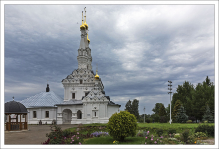 Трёхшатровая Одигитриевская церковь в Вязьме, 17-й век.
Архитектурный стиль - Русское узорочье, характеризовавшийся затейливыми формами, обилием декора, сложностью композиции и живописностью силуэта.