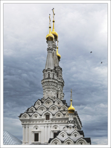 Воздушная церковь Одигитрии одна из трех, сохранившихся в России.
Все остальные трехшатровые храмы были уничтожены во время церковной реформы патриарха Никона, который приказал разрушить существующие трёхглавые храмы и запретил строить новые.