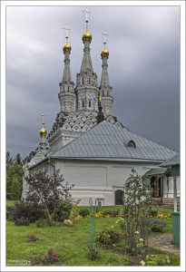 Очень ухоженный монастырский огород у подножия Одигитриевской церкви.