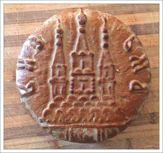 Сувенирный пряник с буквами «ВЯЗ» и контуром Трехшатровой церкви.