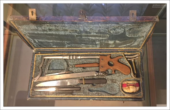 Набор хирургических инструментов. Инструменты – сталь, дерево, латунь, пергамент, текстиль. Мастерская Иосифа Мальяра. Австрия, Вена, конец 18-го века.