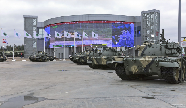 Бронетехника перед зданием экспо-центра.