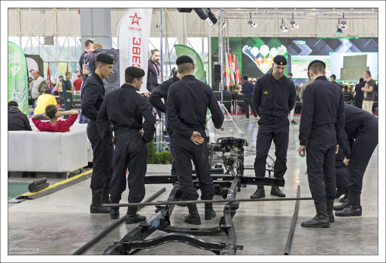 Команда, собирающая УАЗ за минуты.