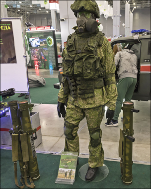 Манекен в патрульной униформе и реактивные пехотные огнеметы "Шмель".