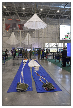 ВДВ-зона, где учат складывать парашюты.