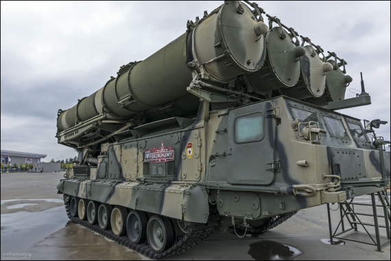 Пусковая установка 9А83 предназначается для подготовки и запуска четырёх зенитных управляемых ракет 9М83.