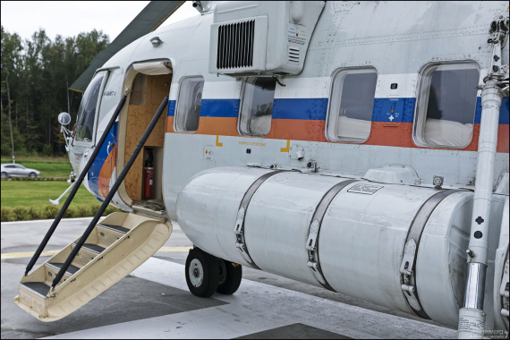 Ми-8П — пассажирский вертолёт на 28 мест. Имеет иллюминаторы прямоугольной формы.