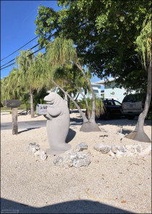 Почтовый ящик в виде ламантина.