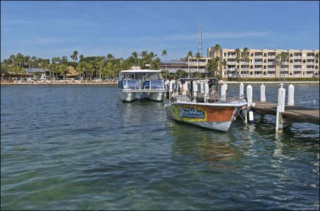 Прогулочные катера возле пляжа на Исламораде.