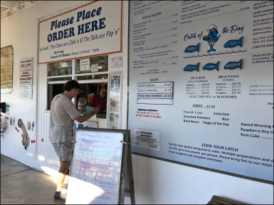 Окно заказов в ресторане Keys Fisheries.