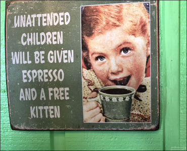 Надпись в кафе: "Детям без присмотра дадут кофе эспрессо и бесплатного котенка".