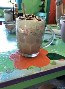 В ожидании завтрака в кафе Midway Cafe на Исламораде.