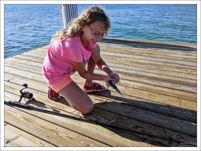 Саша поймала рыбу-иглу на пирсе у гостиницы.