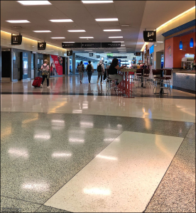 Аэропорт Хьюстона IAH во время карантина.