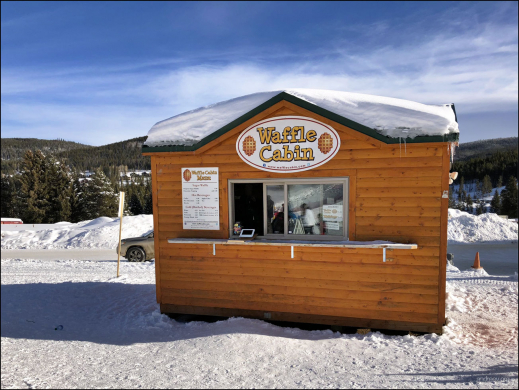 Домик на склоне горы, где можно купить горячий шоколад и вафли.