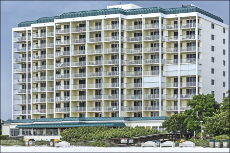 Комплекс Apollo condominium прямо с выходом на пляж, где мы снимали квартиру.
<a href="https://www.booking.com/hotel/us/gorgeous-views-that-stretch-forever-right-from-your-very-own-private-balcony.html?aid=353911" target="_blank" rel="noopener">Забронировать >></a>