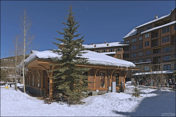 Избушка у подножия горы, где можно заказать частные уроки катания на лыжах.