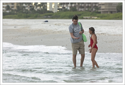 Поиск ракушек на пляже перед гостиницей.
