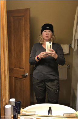 Катя собирается в номере гостиницы Zephyr Mountain Lodge.