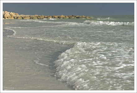 Теплая, даже на вид, вода.