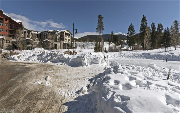 Небольшой каток на открытом воздухе.