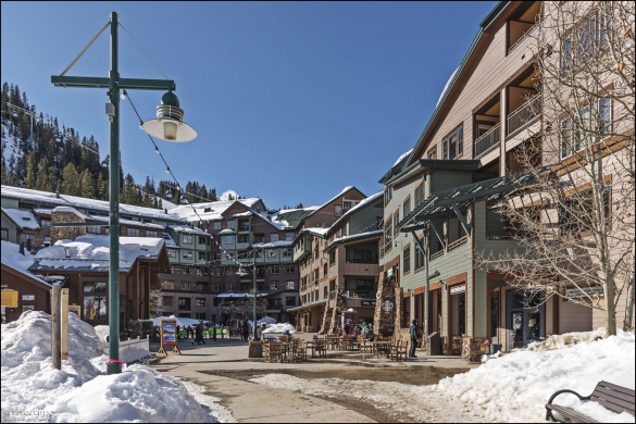 Кафе и рестораны на базе у подножия горы.