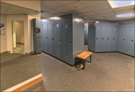 Шкафчики на первом этаже гостиницы, где можно оставить лыжи, чтобы не тащить их в номер.