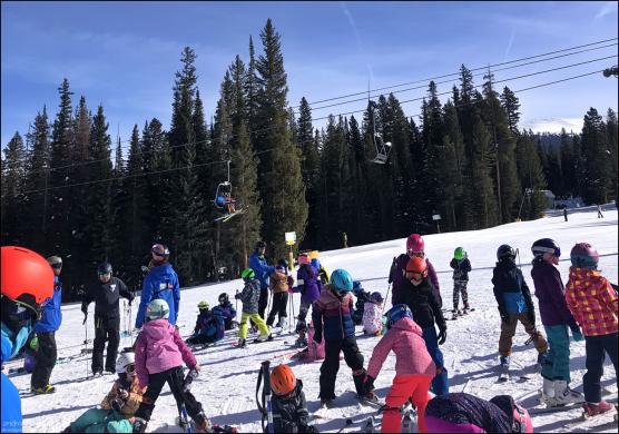 Конец учебного дня в лыжной школе.