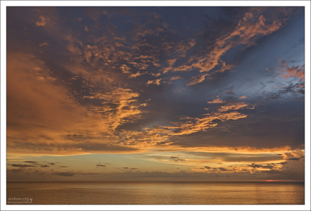Вид на закат прямо с балкона квартиры.