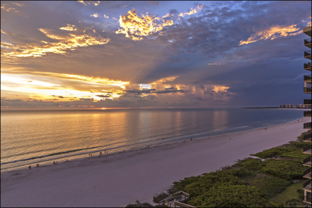 На пляже South beach почти нет людей.