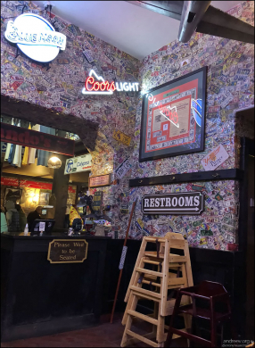 В ожидании ужина в ресторане Hernando’s Pizza Pub, город Fraser, Колорадо.