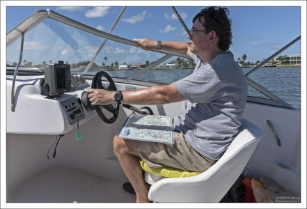 Илья за рулем 21 ft Deck Boat Vectra.