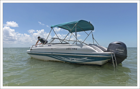 На лодке есть всё необходимое: GPS, лестница, якорь, холодильник, пиво :)