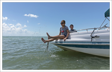 Deck boat (палубный катер) характеризуются широкой носовой частью, которая обеспечивает больше места на палубе, отсюда и название.