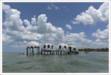 Купольные дома мыса Романо (Cape Romano Dome Houses).
Уничтожены ураганом Иан 28 сентября 2022 года.
